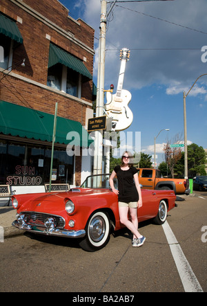 Modèle féminin debout à côté d'un 1956 Ford Thunderbird garées en face de Sun Studios d'enregistrement à Memphis TN Accueil d'Elvis et Ro Banque D'Images