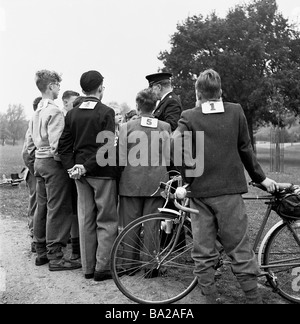 1950s un test historique de maîtrise du cyclisme, un policier qui instruit les écoliers avant qu'ils ne commencent, sur le trajet, où aller et quoi faire, Angleterre, Royaume-Uni. Banque D'Images