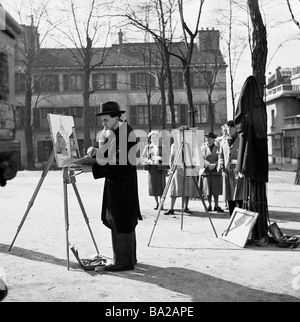 1950s, historique, artiste de rue français au travail à son chevalet faisant une peinture à l'huile sur la place du Tertre, une célèbre place de Montmartre, Paris, France. Banque D'Images