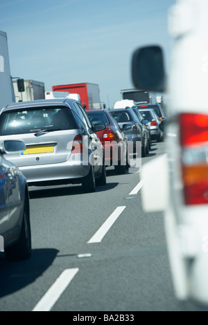 Voitures alignées dans un embouteillage sur une autoroute Banque D'Images