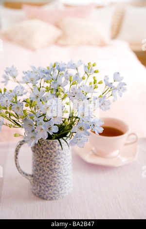 Vase à fleurs avec plateau Banque D'Images