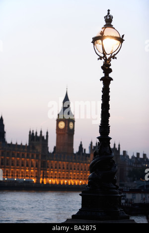 Lampe de rue à l'ancienne avec des Maisons du Parlement allumé à l'arrière-plan, Londres, Angleterre Banque D'Images