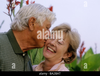 Parc mature couple kissing Banque D'Images