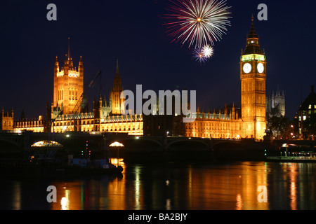 New Year's Eve Fireworks Big Ben Clock Tower de nuit au-dessus du Tower Bridge, Londres, Angleterre Banque D'Images