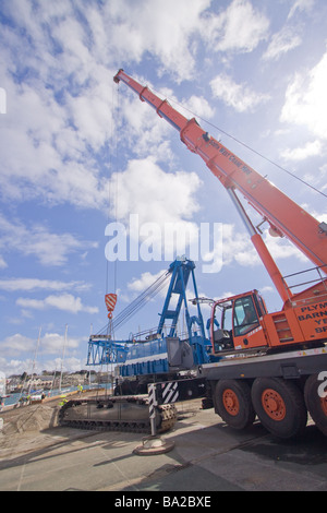 Grande grue démontage de grue d'une autre Banque D'Images