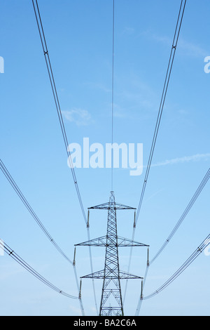 Pylônes électriques contre un ciel bleu Banque D'Images