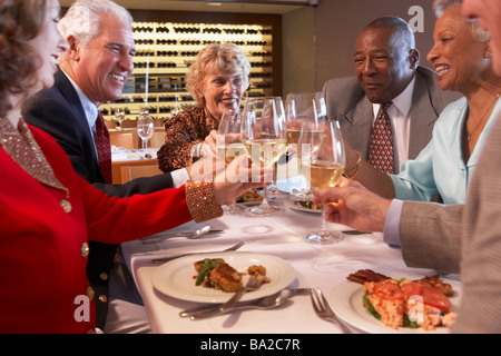 Les amis de dîner ensemble dans un restaurant. Banque D'Images