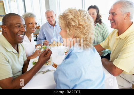 Les amis de déjeuner ensemble dans un restaurant. Banque D'Images