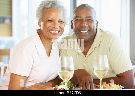 Senior Couple Having déjeuner ensemble dans un restaurant. Banque D'Images