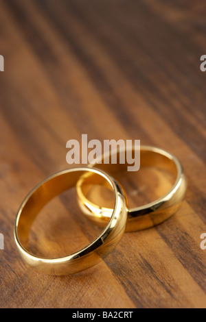 Deux anneaux de mariage ensemble au repos Banque D'Images