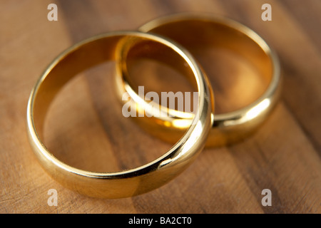 Deux anneaux de mariage ensemble au repos Banque D'Images