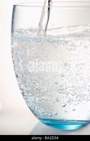 Verser un verre d'eau Banque D'Images