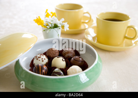 Chocolats bol et tasse de café sur la table Banque D'Images