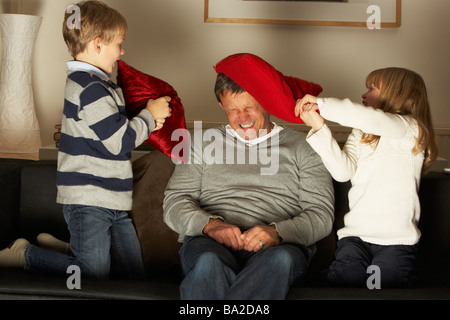 Son père et ses deux enfants dans Pillow Fight Banque D'Images