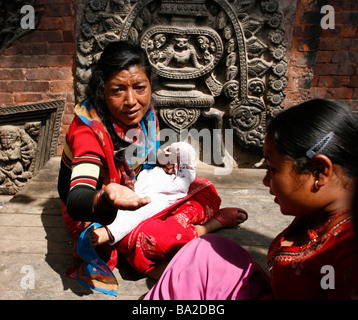 Bhaktapur, Népal 13 avril 2008 Femme mendiant dans les rues de Bhaktapur au cours de la nouvelle année népalaise Banque D'Images