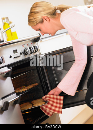 Woman Taking Cookies du four Banque D'Images