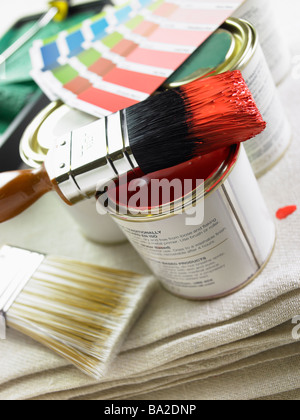 Pile de Pinceaux, peinture rouillés et roues de couleur Banque D'Images