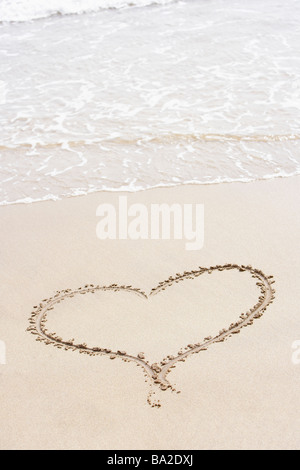 Forme de coeur dessiné dans le sable sur la plage Banque D'Images