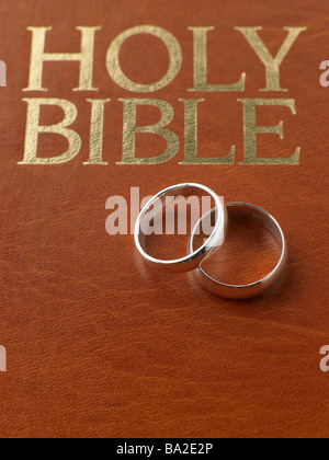 Les anneaux de mariage reposant sur une Sainte Bible Banque D'Images