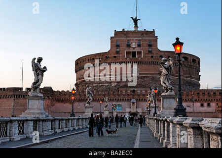 Voir la soirée de Castel Sant' Angelo du Ponte Sant'Angelo Rome Banque D'Images