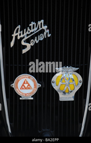 Les anciens badges de l'aa lors de la célébration du 40e anniversaire de l'Austin Seven Owners club (Londres) courent à Brighton Banque D'Images