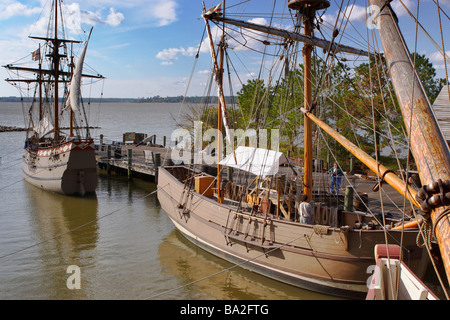 Jamestown Settlement bateaux amarrés sur la James River Banque D'Images