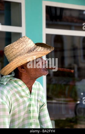 Vieux gros cigare cubain man smoking Banque D'Images
