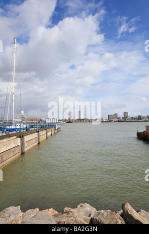 Une vue sur le port de Portsmouth vers H M S Warrior à partir de l'eau à Gosport Banque D'Images