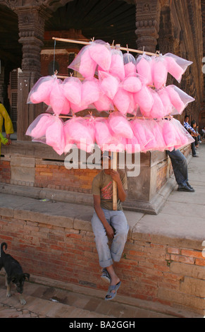 Bhaktapur, Népal 13 avril 2008 Jeune garçon vendre de la barbe à papa dans les vieilles rues de Bhaktapur Banque D'Images