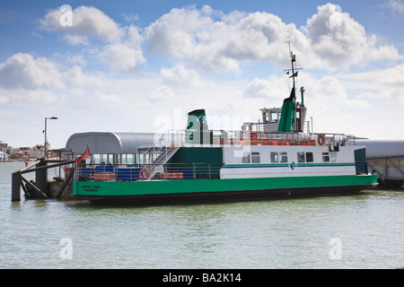 Gosport Ferry amarré au ponton de Gosport Hampshire Banque D'Images