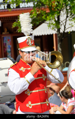 Tromboniste en bande dans le long de la rue principale à Walt Disney le Parc à Thème Magic Kingdom Central d'Orlando en Floride Banque D'Images