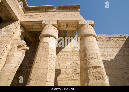 Colonnes de Médinet Habou, temple funéraire de Ramsès III, rive ouest du Nil, Louxor, Egypte Banque D'Images