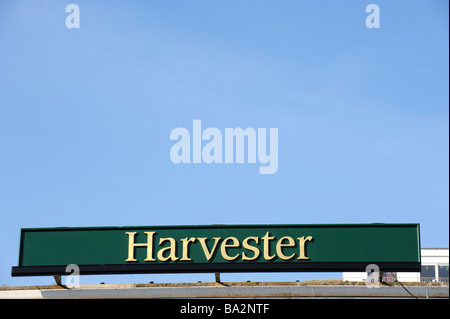 Harvester enseigne de pub contre un ciel bleu Banque D'Images