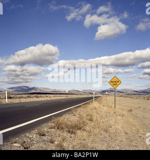 Jupe noire USA Nevada Desert road sign se termine "Pavement" Amérique du Nord États-Unis nature paysage désert Banque D'Images