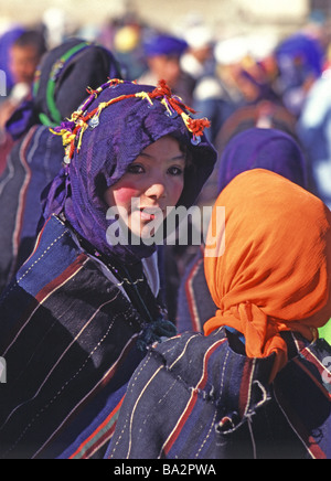 Un visage dans la foule au festival de marché mariage berbère Banque D'Images