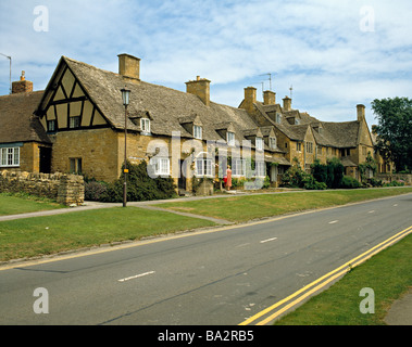 Rangée de cottages en pierre calcaire sur la rue Broadway, dans les Cotswolds, Hereford et Worcester, England, UK Banque D'Images