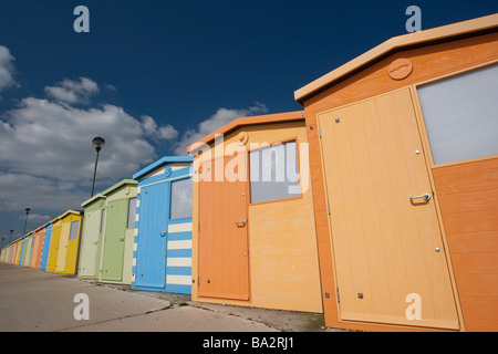 Cabines de plage de Seaford Seaford sur front de mer dans l'East Sussex, England UK Banque D'Images