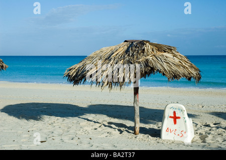 CUBA Varadero l'eau turquoise de sable blanc immaculé et de palmiers à la station touristique de Cuba, la plupart des populaires beach area Banque D'Images