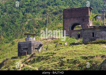 Bunkers militaires vietnamiens sur le passage de Hai Van au Vietnam Banque D'Images