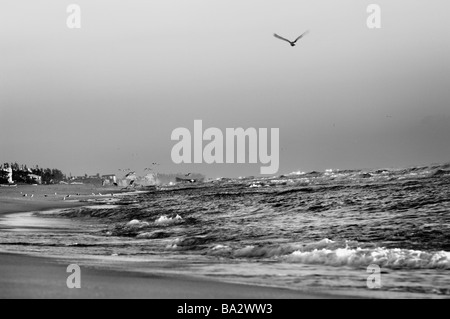 Soirée coucher de soleil sur Delray public Beach Florida avec un éclat de soleil doré se reflétant sur les vagues de l'océan. Autoroute A1A N Ocean Blvd. Plages écologiques et océans biodivers. Banque D'Images