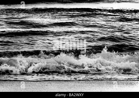 Soirée coucher de soleil sur Delray public Beach Florida avec un éclat de soleil doré se reflétant sur les vagues de l'océan. Autoroute A1A N Ocean Blvd. Plages écologiques et océans biodivers. Banque D'Images