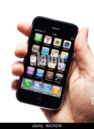 Main masculine tenant un vieux 2009 iPhone téléphone mobile smartphone smartphone montrant l'écran des applications Banque D'Images