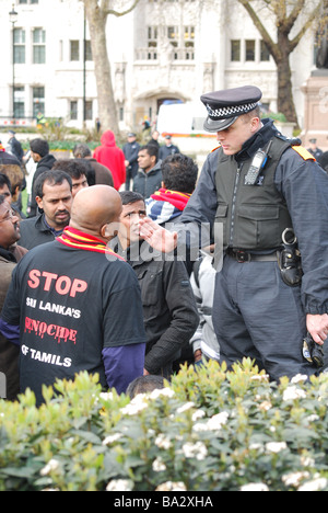 Tamil protester policier London Westminster Sri Lanka Banque D'Images