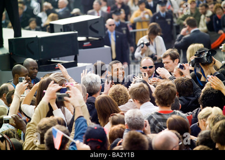 U S le président Barack Obama serre la main de partisans après son discours sur la place Hradcany à Prague République Tchèque Banque D'Images