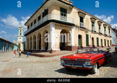 CUBA Trindad Un Américain 1950 s voiture garée en face de Palacio CUBA Trindad Un Américain 1950 s voiture garée en face Banque D'Images