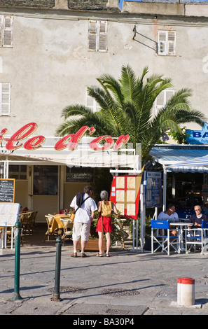 Un couple l'inspection d'un menu de restaurant à St Florent Corse France harbourside Banque D'Images