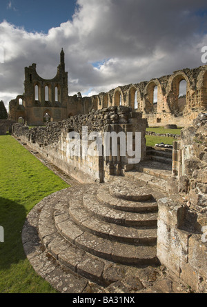 Et l'entrée de l'escalier ruines de Byland Abbey à Wass dans le North York Moors National Park North Yorkshire UK. Banque D'Images