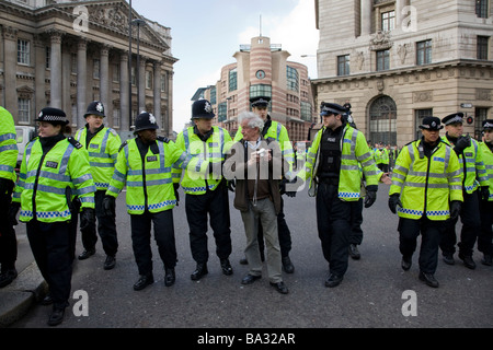 Se déplacer le long de la police un manifestant à la Banque d'Angleterre au cours de la protestation du G20 Banque D'Images