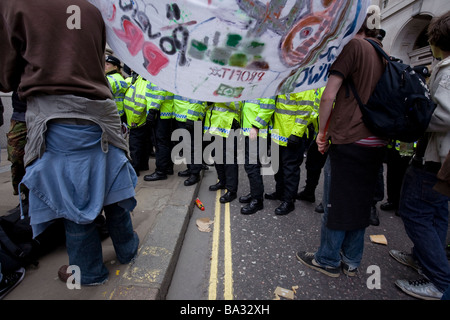 Formation surrownd dans Police électrique manifestants à protester contre G20 Banque d'Angleterre Londres Banque D'Images