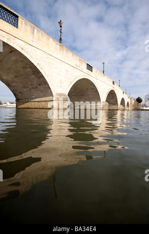 Pont de Chertsey Surrey en Tamise Banque D'Images